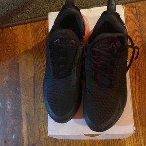 Men’s Nike 270. Black.  in good condition. Size 7.5